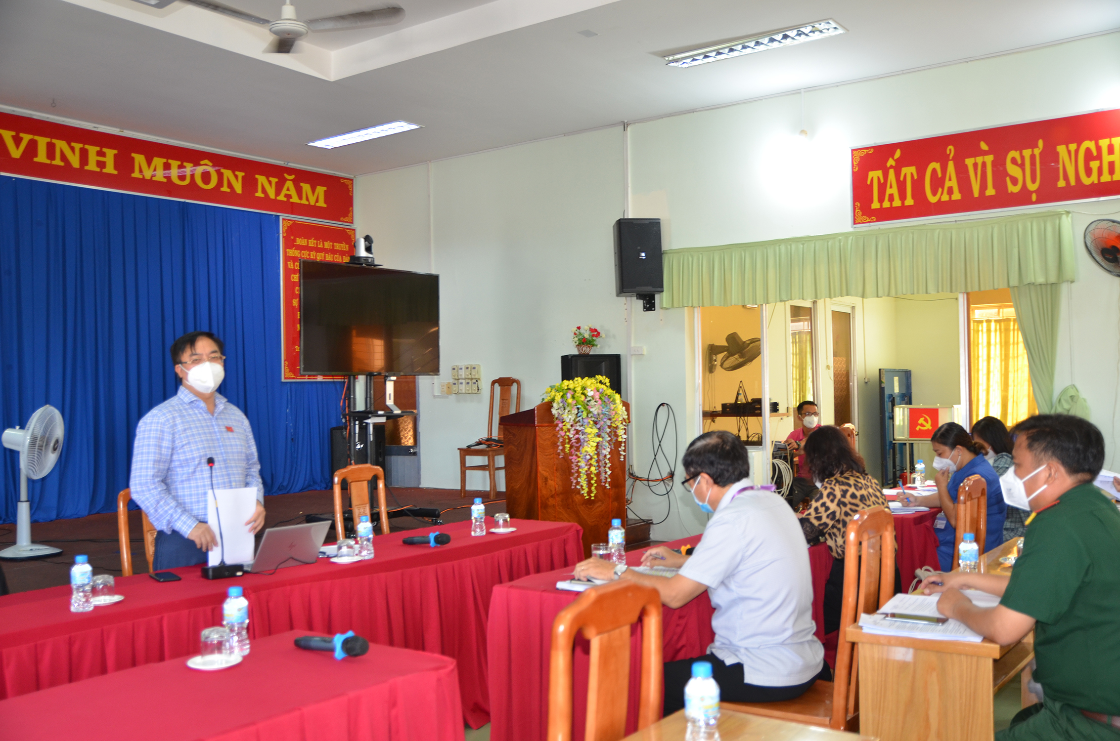 Ông Hoàng Vũ Thảnh phát biểu trong buổi làm việc với UBND phường Thắng Nhì.