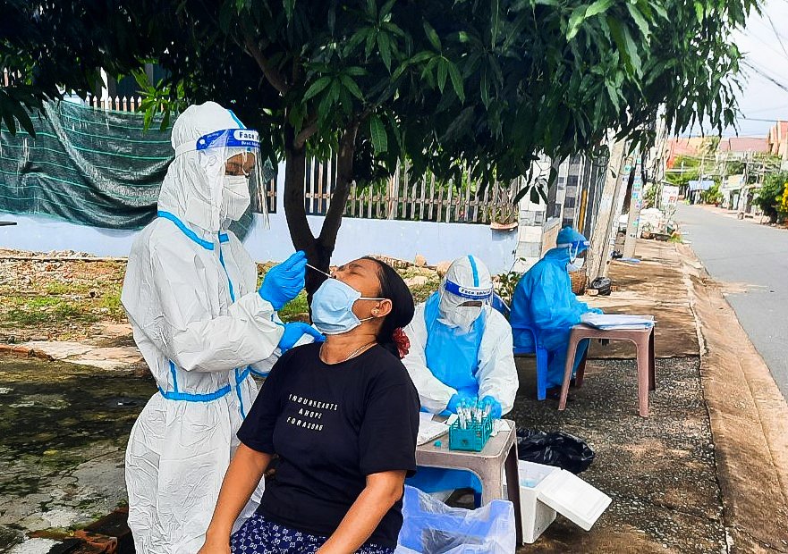 Nhân viên y tế lấy mẫu xét nghiệm sàng lọc SARS-CoV-2 cho người dân KP Hải Tân, TT. Long Hải (huyện Long Điền). Ảnh Đinh Hùng