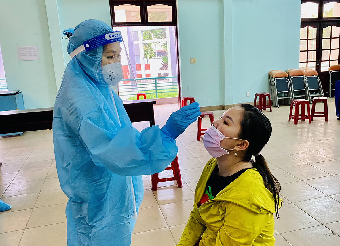 Nhân viên y tế lấy mẫu xét nghiệm cho công nhân, người lao động tại các khu nhà trọ trên địa bàn phường Phú Mỹ, TX.Phú Mỹ. Ảnh: MINH TÂM.