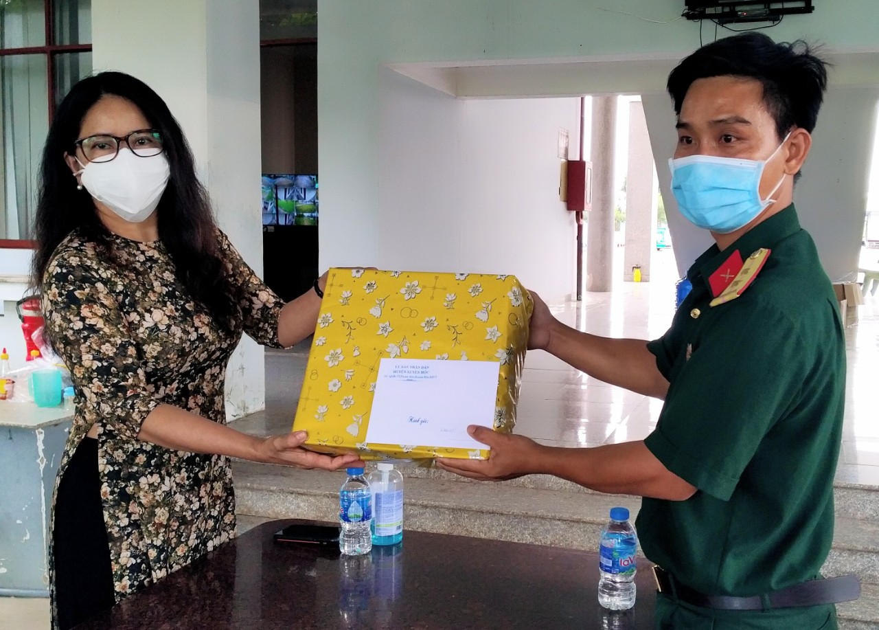 Bà Lê Thị Trang Đài, Chủ tịch UBND, Phó Trưởng BCĐ Phòng, chống dịch COVID-19 huyện Xuyên Mộc tặng quà lực lượng làm nhiệm vụ tại khu cách ly tập trung Trung tâm huấn luyện bộ đội biên phòng.