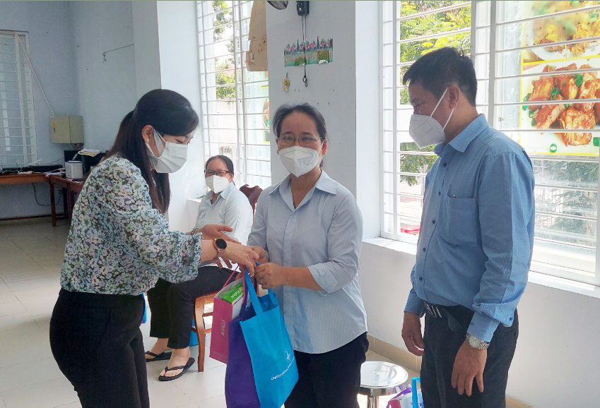 Đại diện Bệnh viện Bà Rịa trao quà cho tình nguyện viên Công giáo đã đồng hành cùng các y, bác sĩ ở tuyến đầu chống dịch.