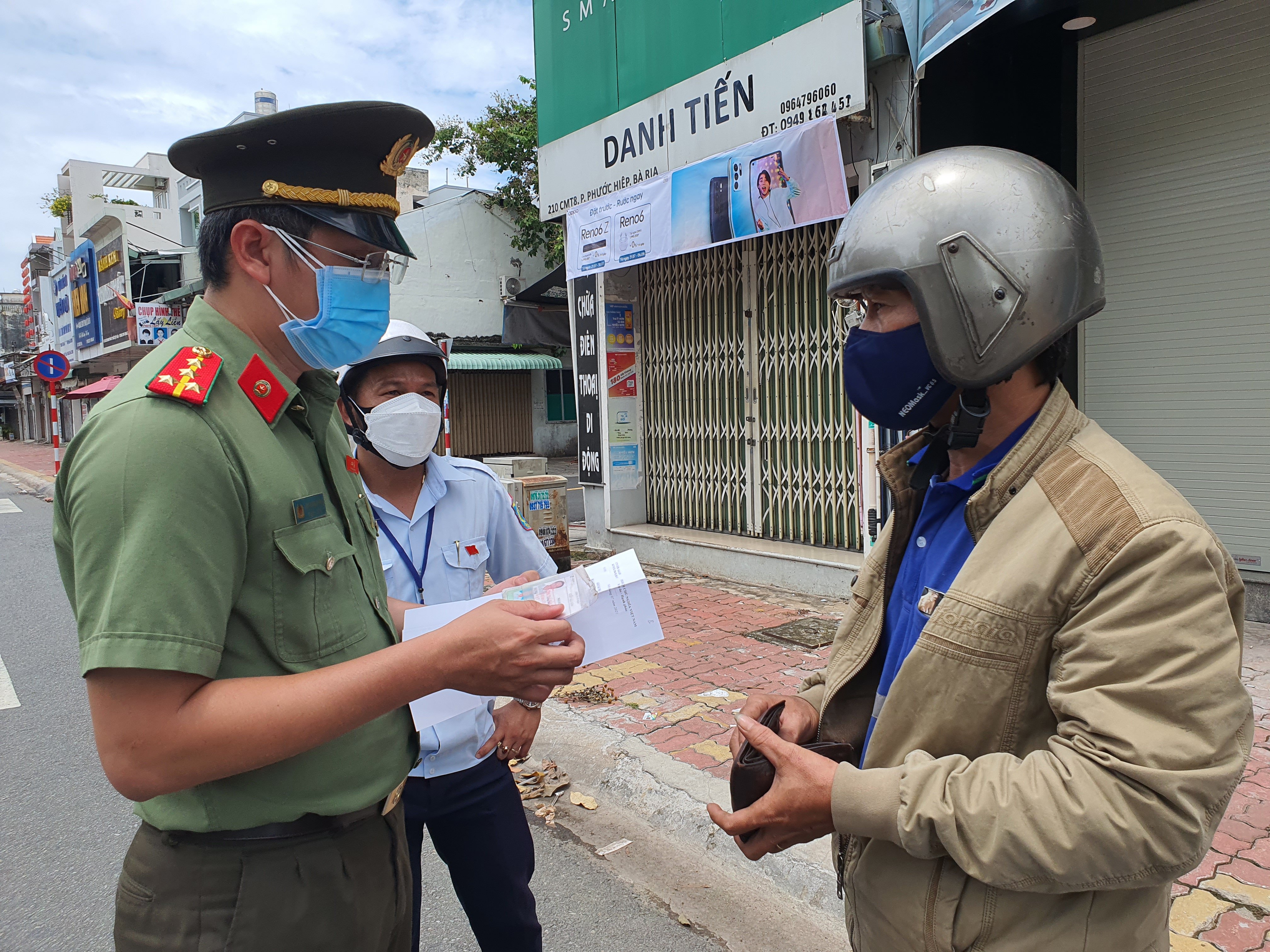 Lực lượng chức năng TP. Bà Rịa kiểm tra giấy tờ một trường hợp ra đường trong thời gian giãn cách xã hội.