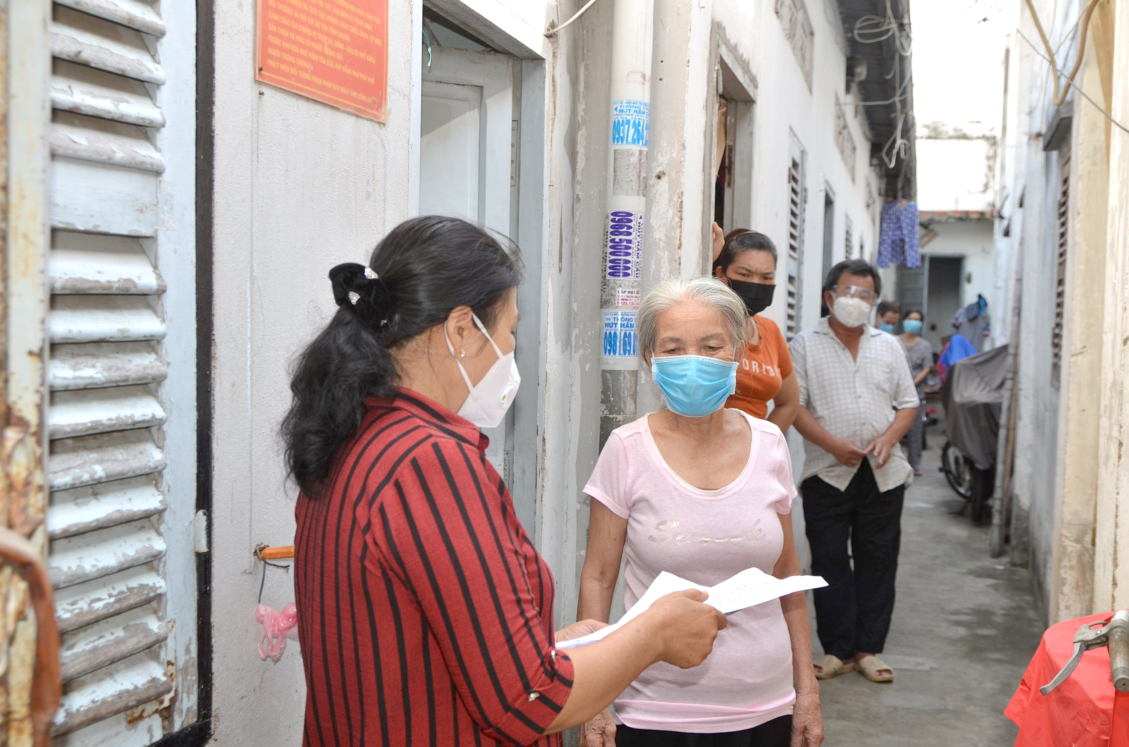 Đại diện tổ dân cư số 4, khu phố 4, phường 7, TP. Vũng Tàu hướng dẫn phòng, chống dịch cho người ở trọ tại hẻm số 1 Ngô Đức Kế. Ảnh: MINH THANH