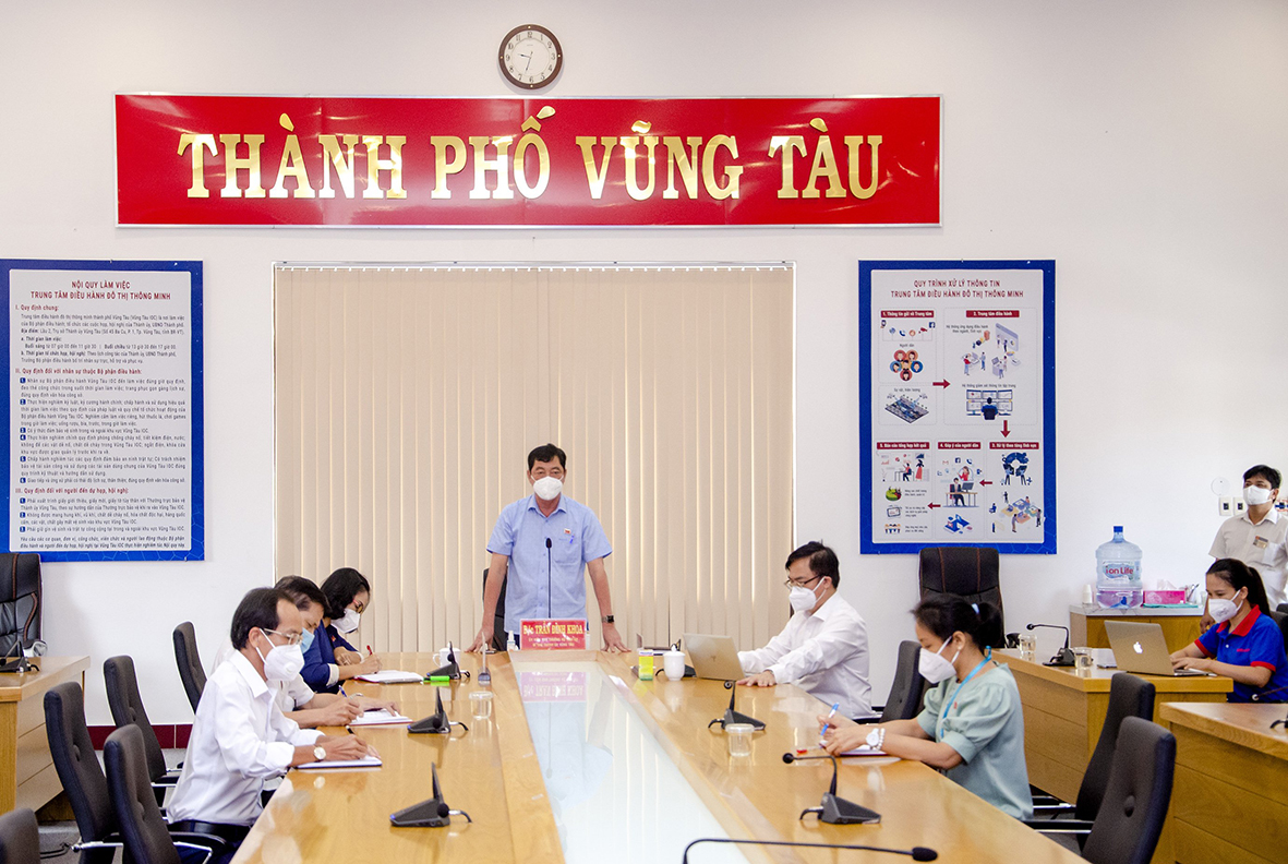 Ông Trần Đình Khoa, Ủy viên Ban thường vụ Tỉnh ủy, Bí thư Thành uỷ, Trưởng BCD Phòng, chống dịch COVID-19 TP.Vũng Tàu phát biểu tại cuộc họp báo.