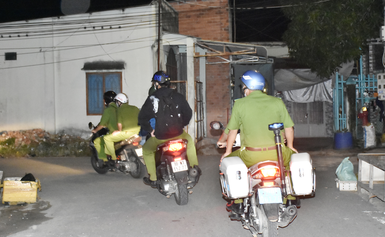 Bắt đầu 22 giờ, tổ tuần tra tiến hành công việc trên các ngả đường, vào tận thôn, hẻm kiểm soát, nhắc nhở người dân thực hiện nghiêm phòng dịch.