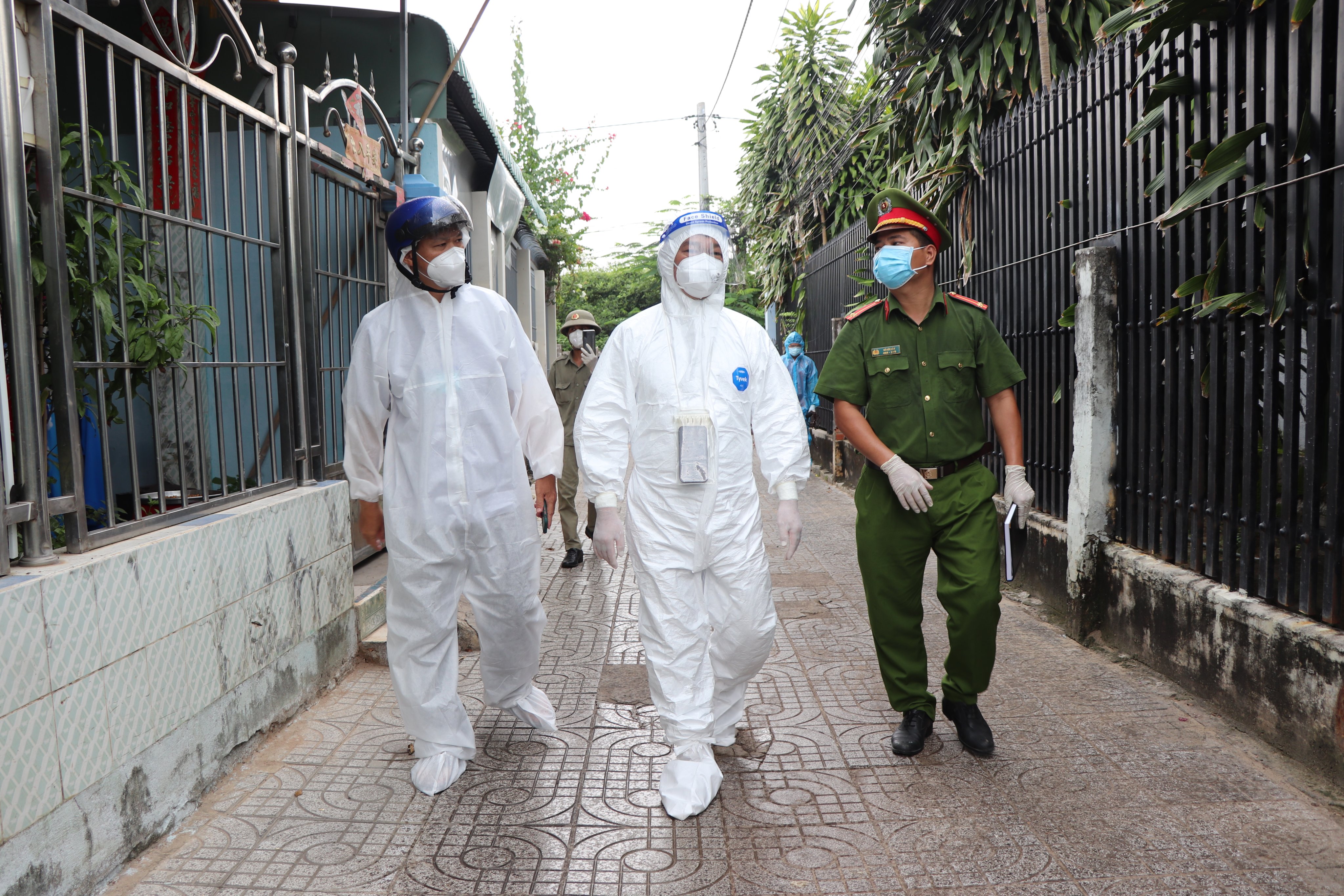 Ông Mai Ngọc Thuậ (đi giữa), Phó Chủ tịch HĐND tỉnh, Phó Ban Chỉ đạo Phòng, chống dịch COVID-19 tỉnh đã kiểm tra thực tế công tác phòng, chống dịch tại KP Hải Hà 2, TT. Long Hải (huyện Long Điền). Ảnh: ĐINH HÙNG