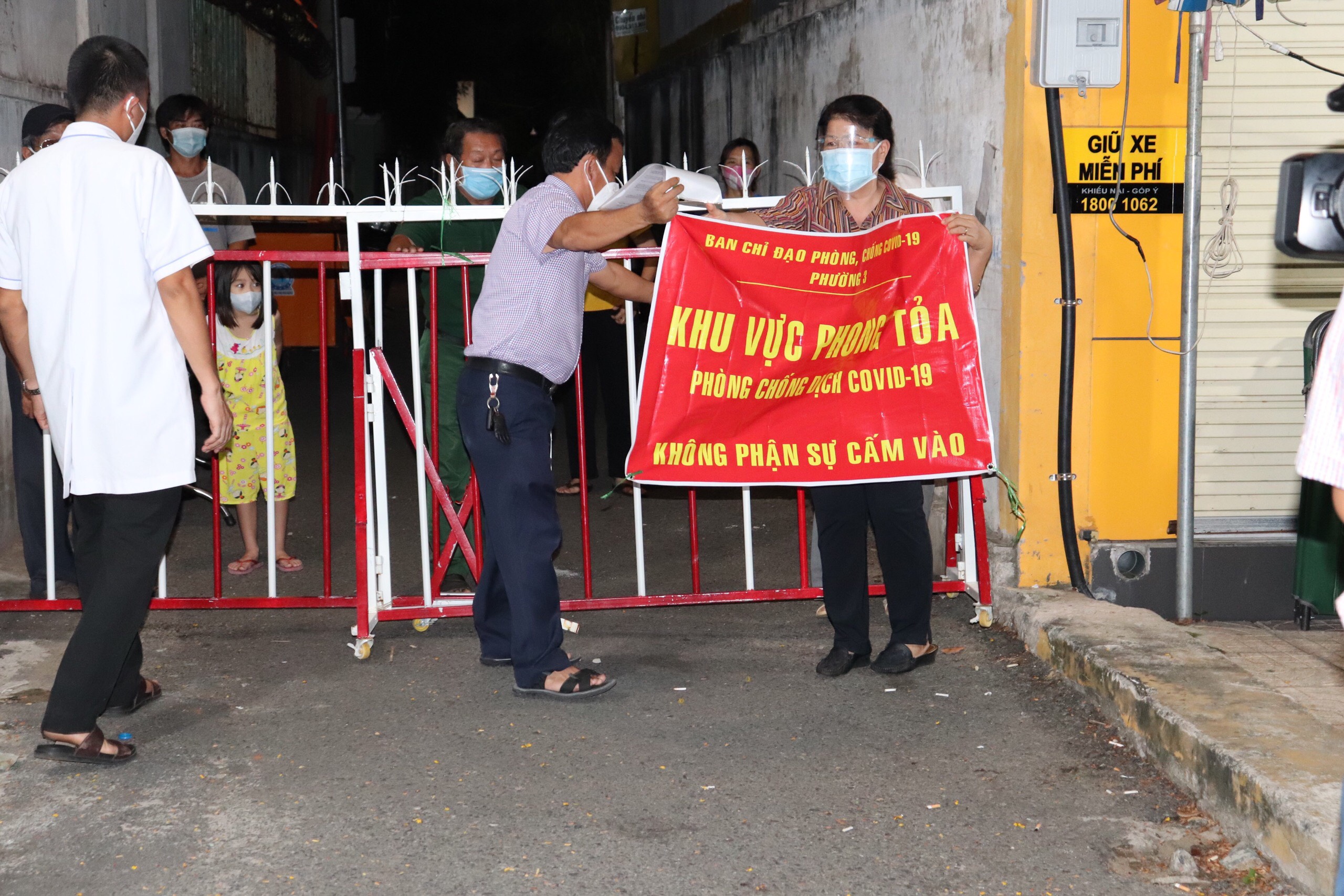 Ông Diệp Bảo Hưng, Phó Chủ tịch UBND phường 3 (TP.Vũng Tàu) dỡ bảng phong tỏa khu vực từ số nhà 19/1 đến 19/23 (Hoàng Hoa Thám, phường 3), vào tối 30/8.