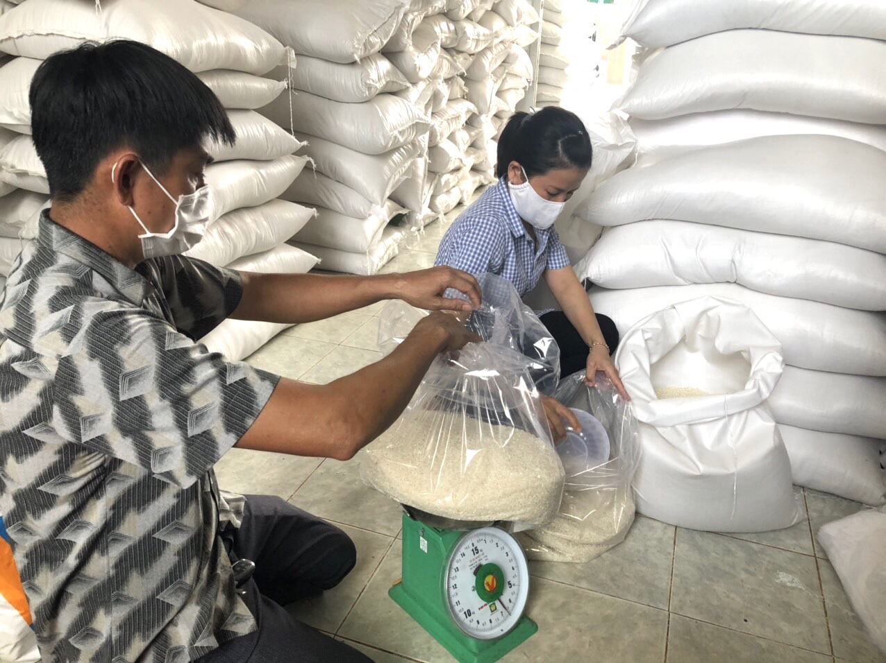 Phường Hắc Dịch chia gạo thành mỗi phần 7kg để cấp cho người dân gặp khó khăn do dịch COVID-19.