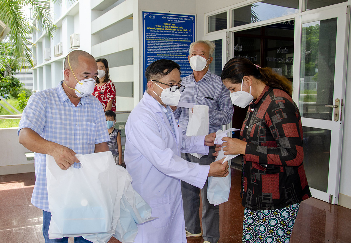 Đại diện Bệnh viện Bà Rịa tặng quà cho bệnh nhân được điều trị khỏi COVID-19 tại Cơ sở điều trị TTYT huyện Long Điền. Ảnh: MẠNH THẮNG