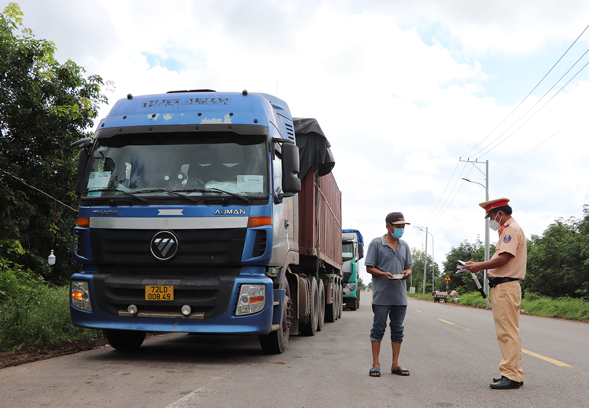 Lực lượng CSGT Công an huyện Châu Đức kiểm tra giấy tờ đi đường của một tài xế xe tải lưu thông hướng Đồng Nai vào tỉnh Bà Rịa-Vũng Tàu trên đường 765.