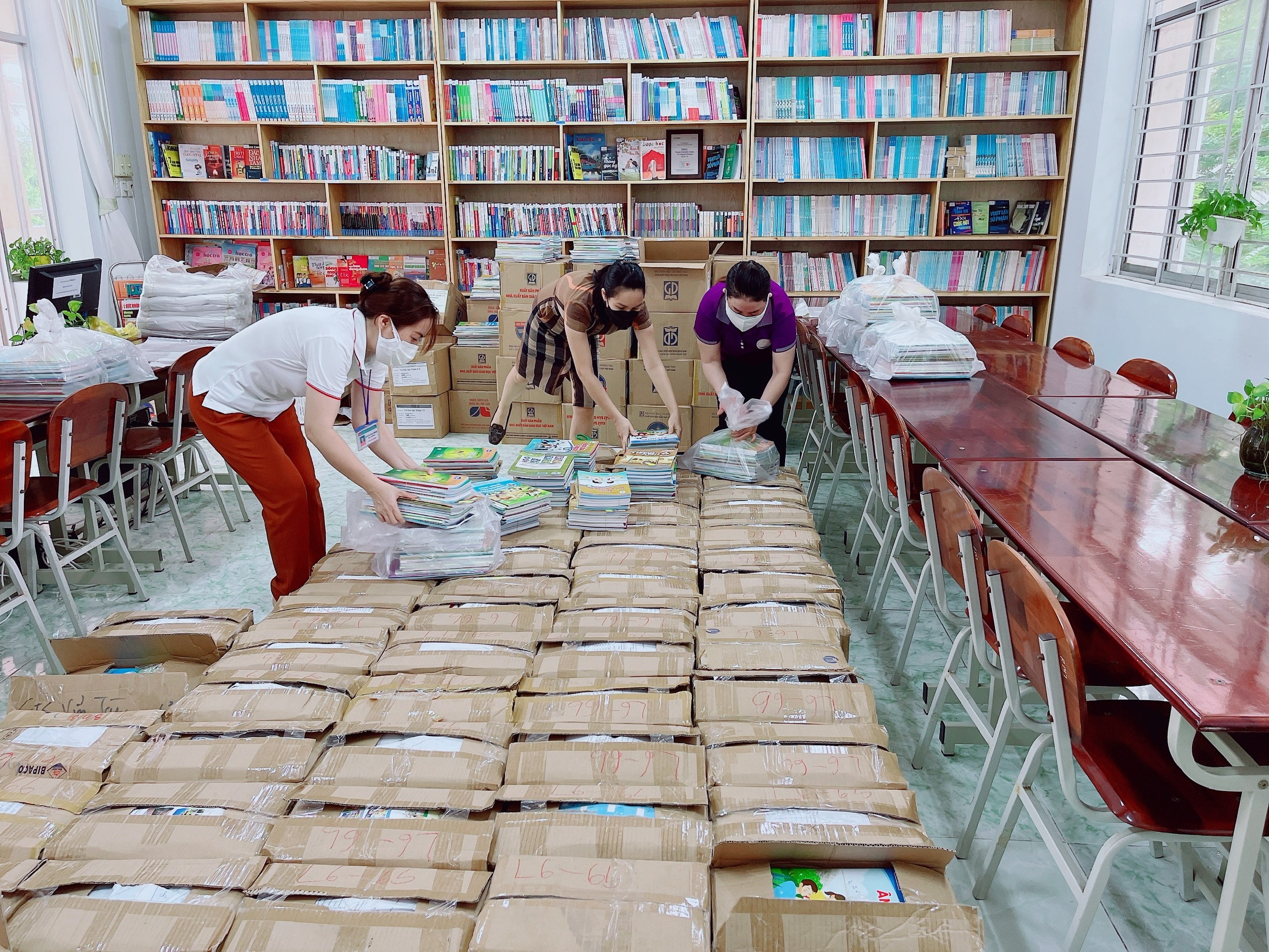 GV Trường THCS Nguyễn An Ninh phân loại, đóng bộ SGK trước khi giao cho HS.