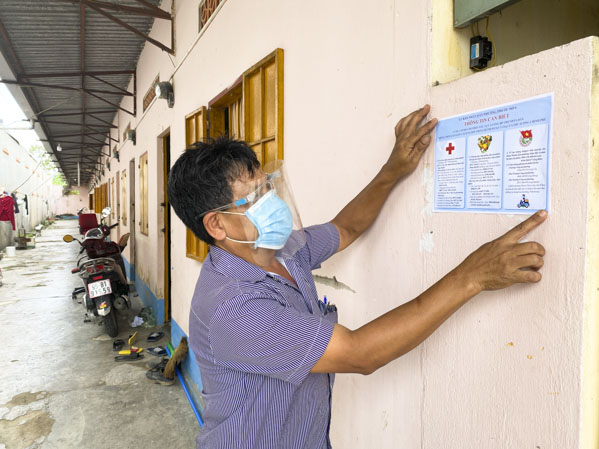 Ban điều hành khu phố Lam Sơn (phường Phước Hòa, TX.Phú Mỹ) dán tờ thông tin cần biết tại khu nhà trọ.