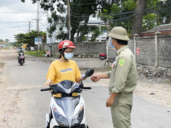 Lực lượng chức năng kiểm tra giấy tờ người ra vào khu phố Mỹ Tân, phường Mỹ Xuân, TX.Phú Mỹ.