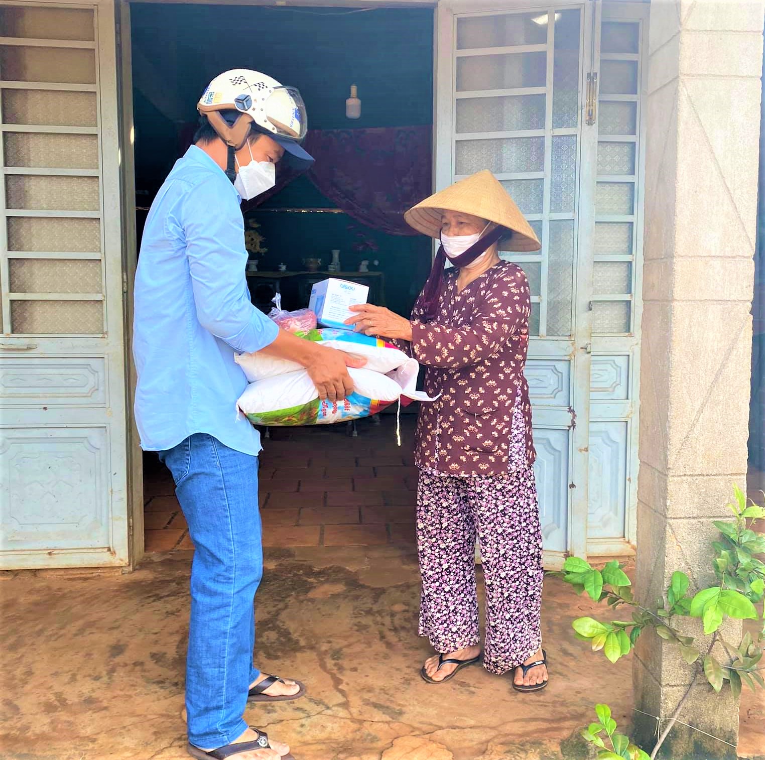 Đại diện ấp Tân Bình (xã Sơn Bình, huyện Châu Đức) trao quà cho gia đình già yếu tại địa phương. Ảnh: NGỌC BÍCH