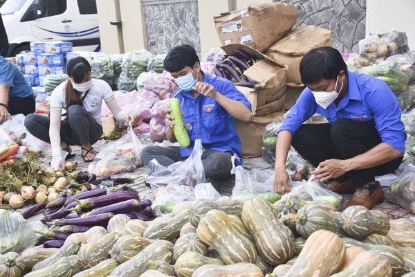 Lực lượng Đoàn viên thanh niên huyện Xuyên Mộc cùng cán bộ đoàn thể phân chia quà cho người dân.