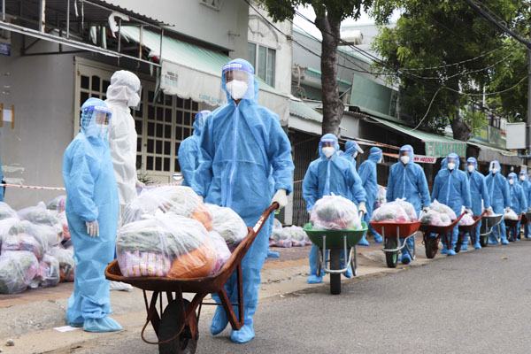 Cán bộ, chiến sĩ Trung đoàn Minh Đạm vận chuyển gói nhu yếu phẩm để trao đến người dân Long Hải.