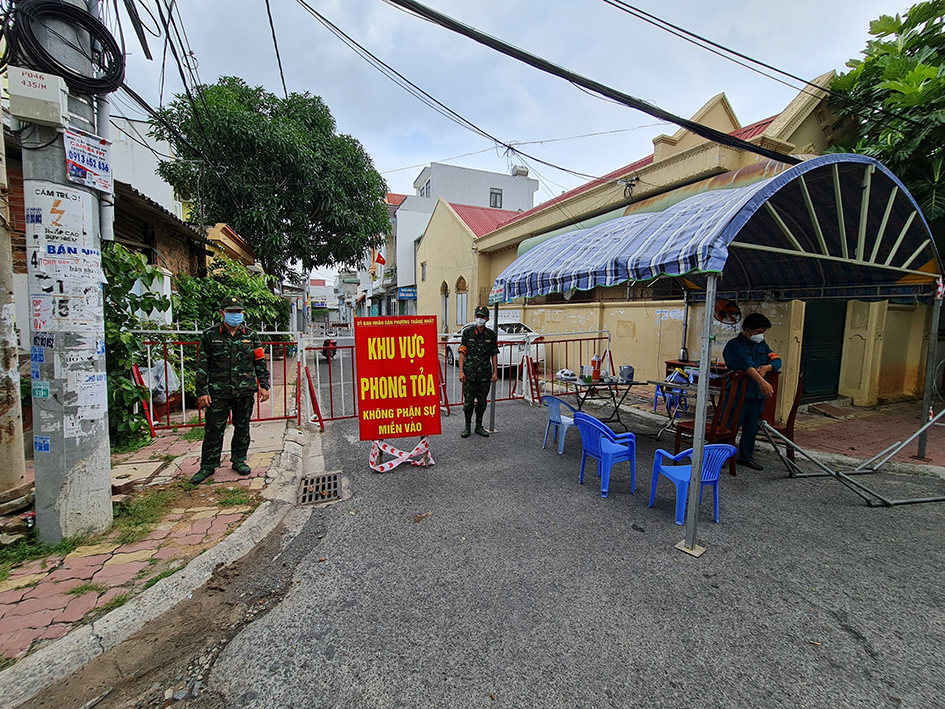 Lực lượng chức năng phong tỏa “cứng” hẻm 240/10 Nguyễn Hữu Cảnh, phường Thắng Nhất, TP. Vũng Tàu.