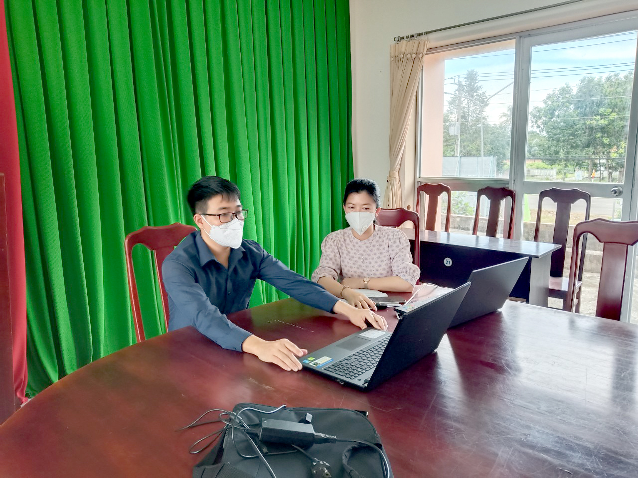 Nhân viên Viettel kiểm tra việc kết nối tại điểm cầu xã Bông Trang (huyện Xuyên Mộc).