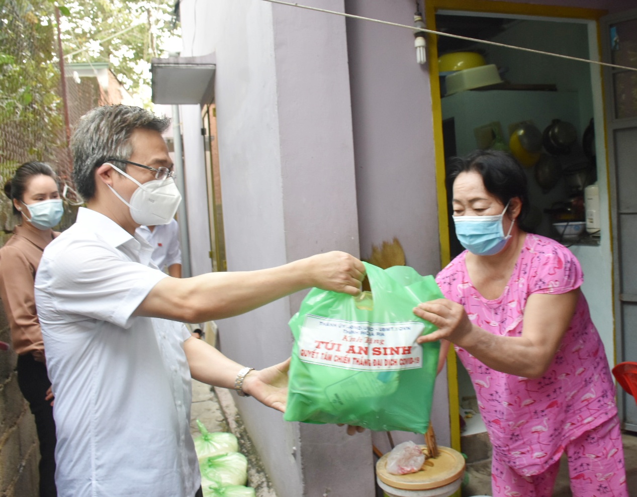Ông Đặng Minh Thông, Ủy viên Ban Thường vụ Tỉnh ủy, Bí thư Thành ủy Bà Rịa đến tận nhà trao túi an sinh cho gia đình khó khăn trên địa bàn phường Phước Trung.