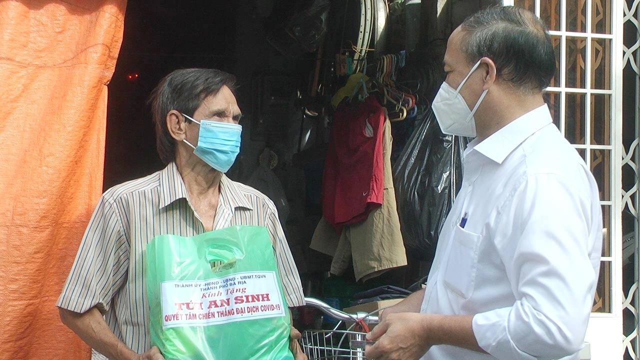 Ông Trần Vinh Quang, Chủ tịch UBND TP. Bà Rịa trao túi an sinh cho hộ dân trên địa bàn phường Phước Hiệp.