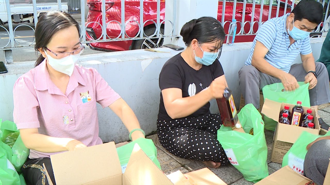Lương thực, thực phẩm được đóng gói vào túi an sinh trước khi giao về các xã, phường trên địa bàn TP. Bà Rịa.