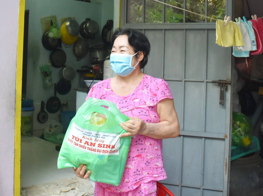 Mỗi túi an sinh của TP. Bà Rịa gồm: gạo, mì gói, nước mắm, dầu ăn, đường, cá hộp… trị giá 330 ngàn đồng.