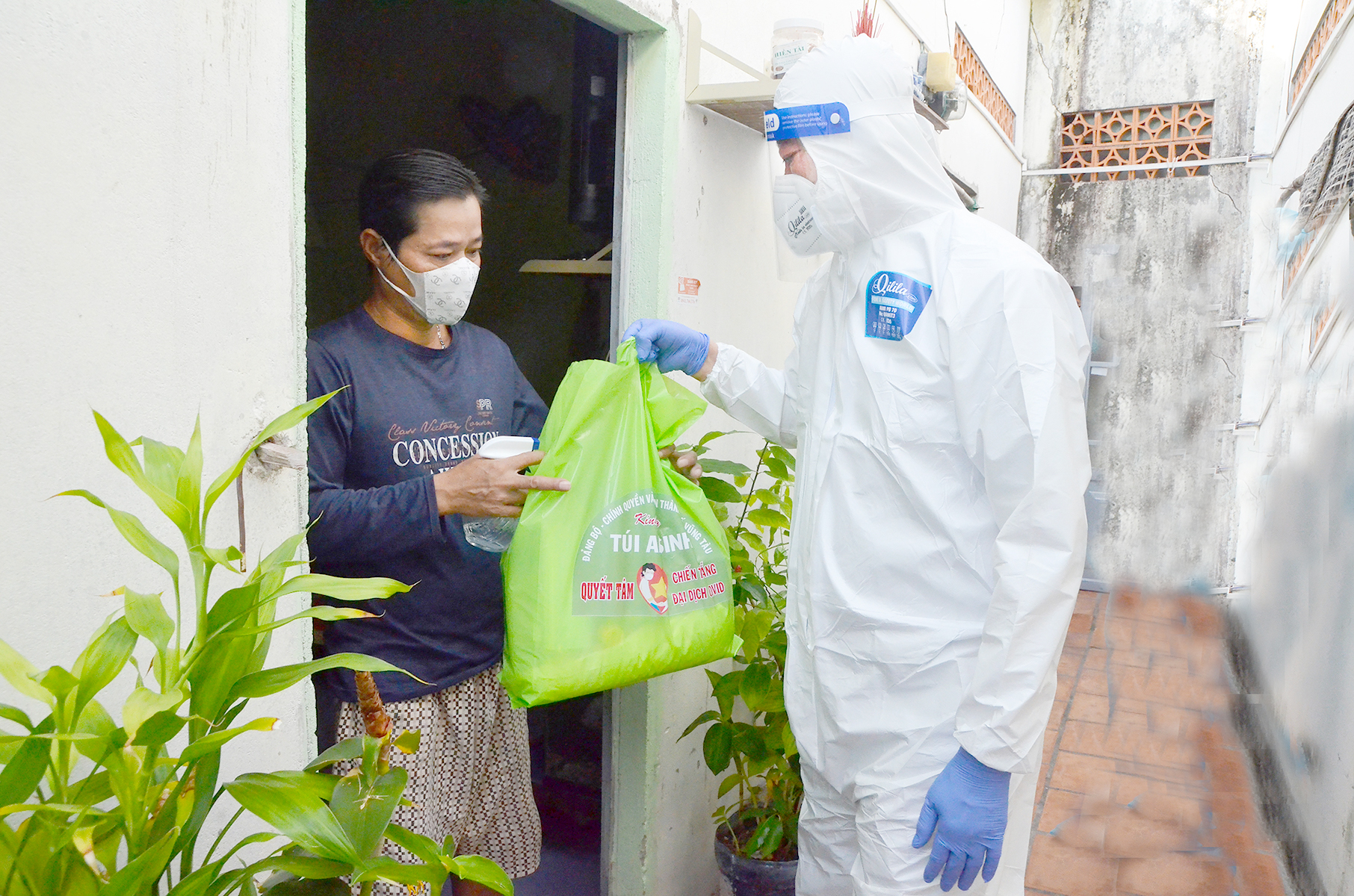 Ông Trần Đình Khoa, Ủy viên Ban Thường vụ Tỉnh ủy, Bí thư Thành ủy Vũng Tàu tặng túi an sinh cho người dân trong khu phong tỏa phường Thắng Nhì.