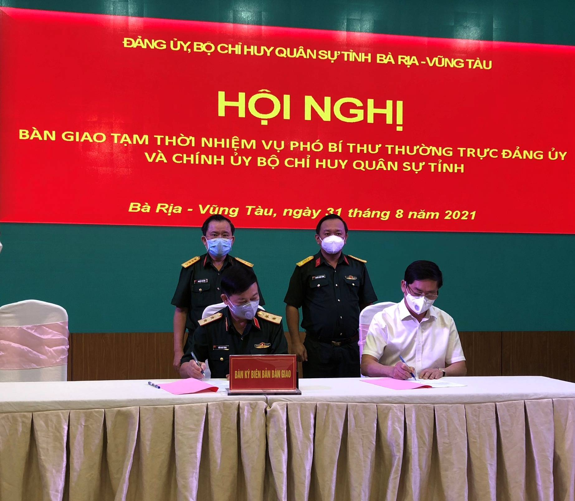 Trung tướng Trần Hoài Trung, Bí thư Đảng ủy, Chính ủy Quân khu 7 và ông Phạm Viết Thanh, Bí thư Tỉnh ủy, Bí thư Đảng ủy Quân sự tỉnh chứng kiến hội nghị bàn giao.