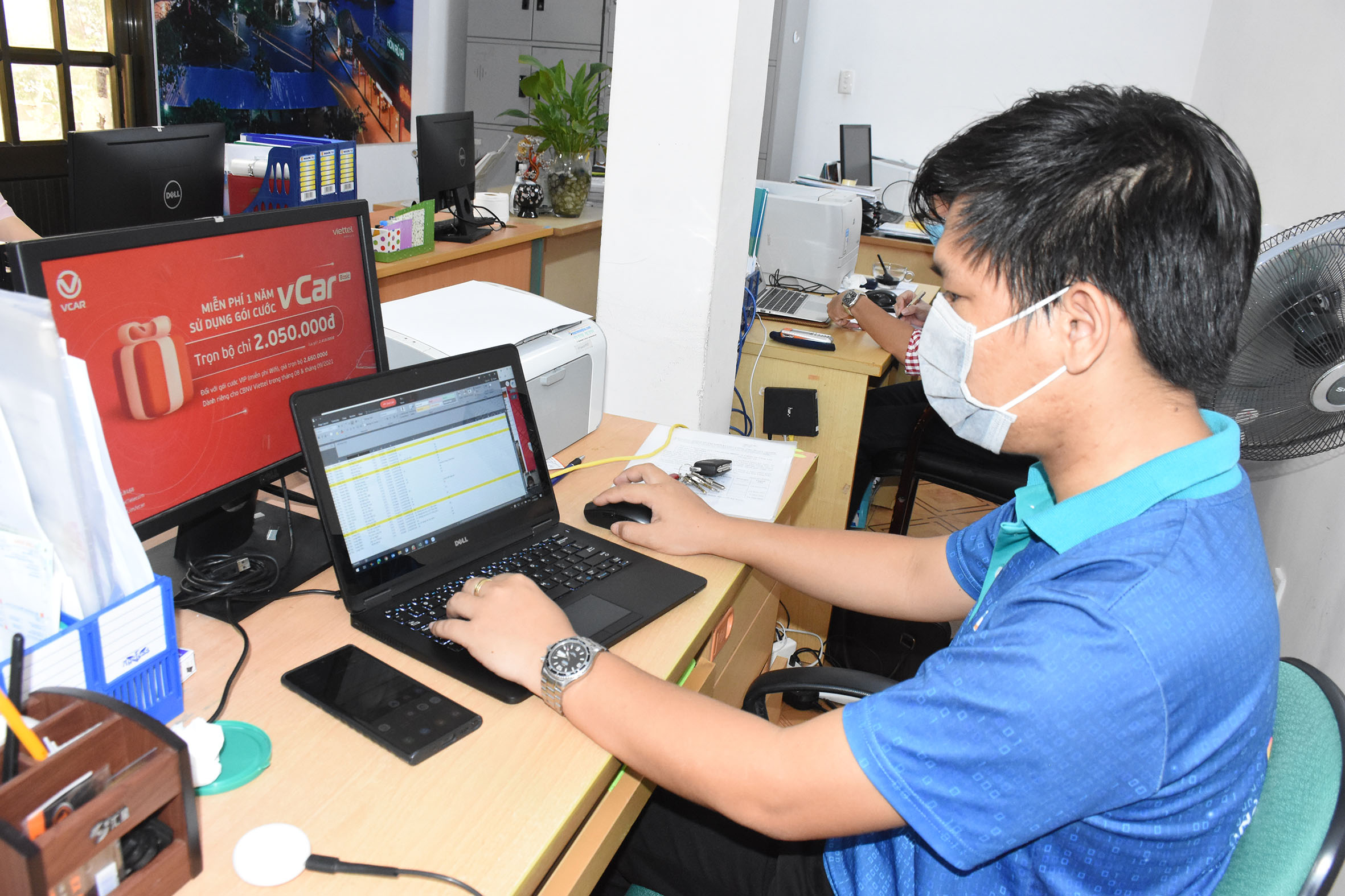 Nhân viên CNTT của Viettel BR-VT kiểm tra việc kết nối các điểm cầu trên ứng dụng Cisco Jabber Viettel.