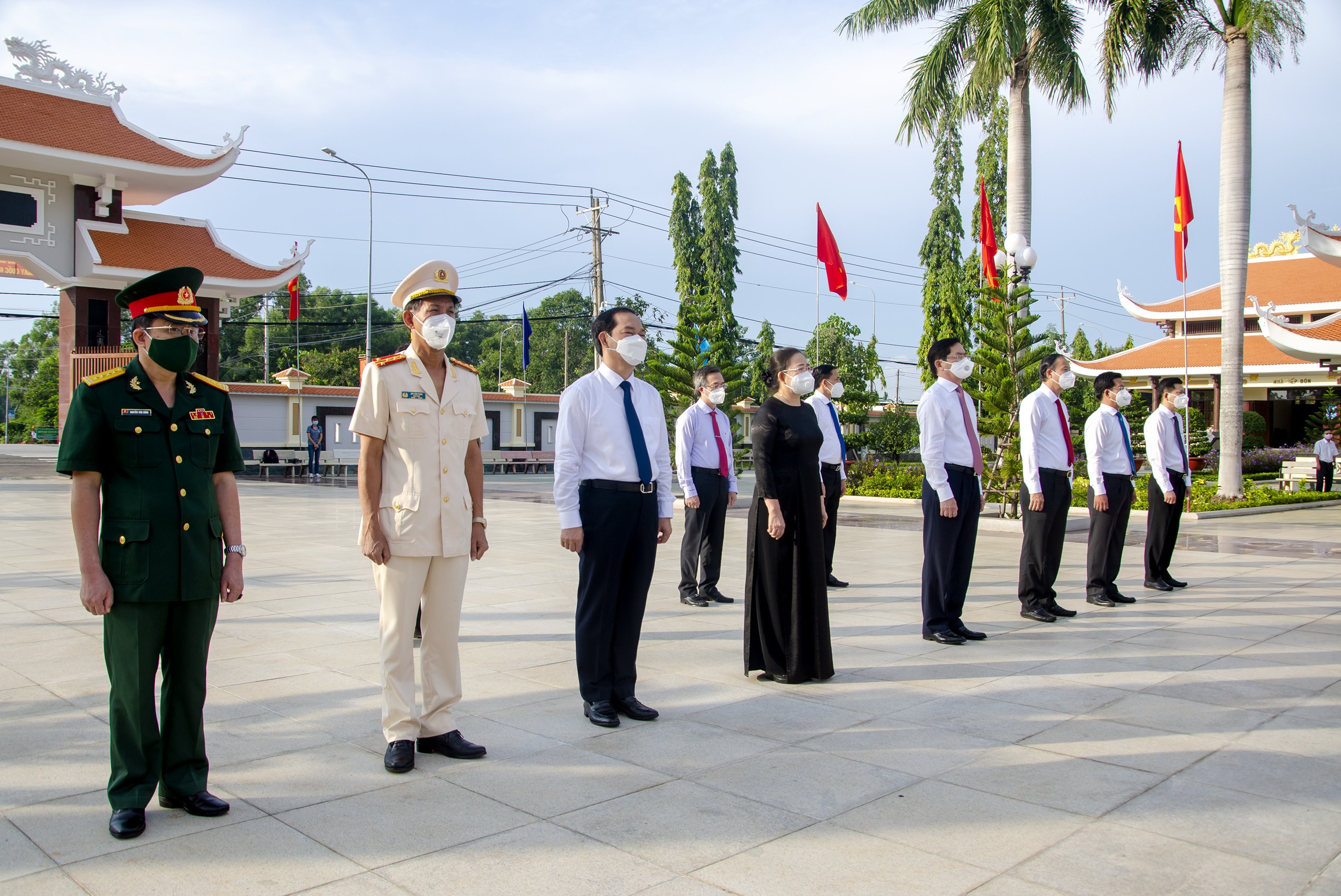 Lãnh đạo Tỉnh ủy, HĐND, UBND, UBMTTQ Việt Nam tỉnh viếng Nghĩa trang Liệt sĩ tỉnh.