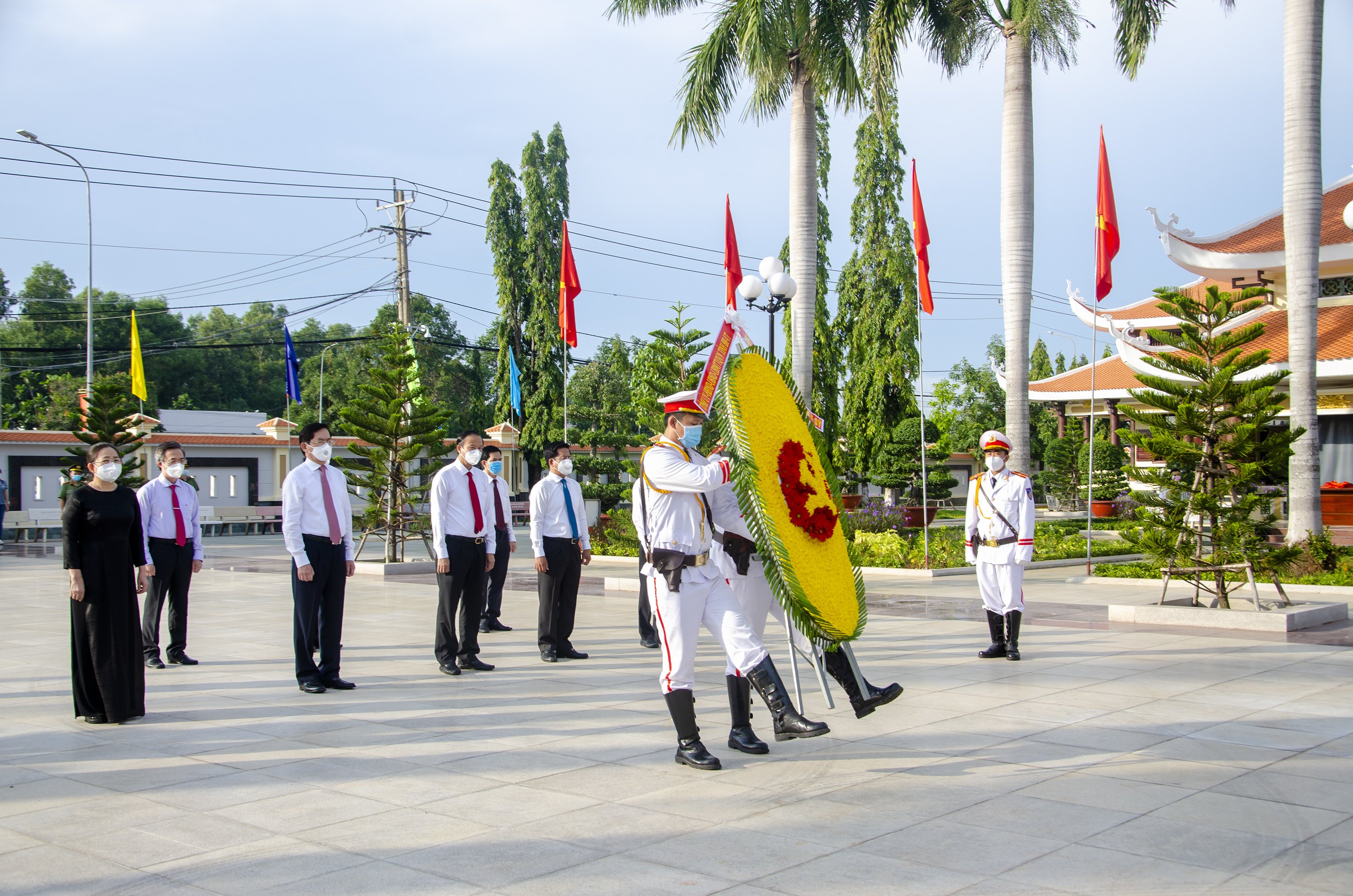 Trong không khí trang nghiêm, thành kính và biết ơn vô hạn, các đại biểu đã đặt vòng hoa với dòng chữ “Đời đời ghi nhớ công ơn của các Anh hùng Liệt sĩ”.