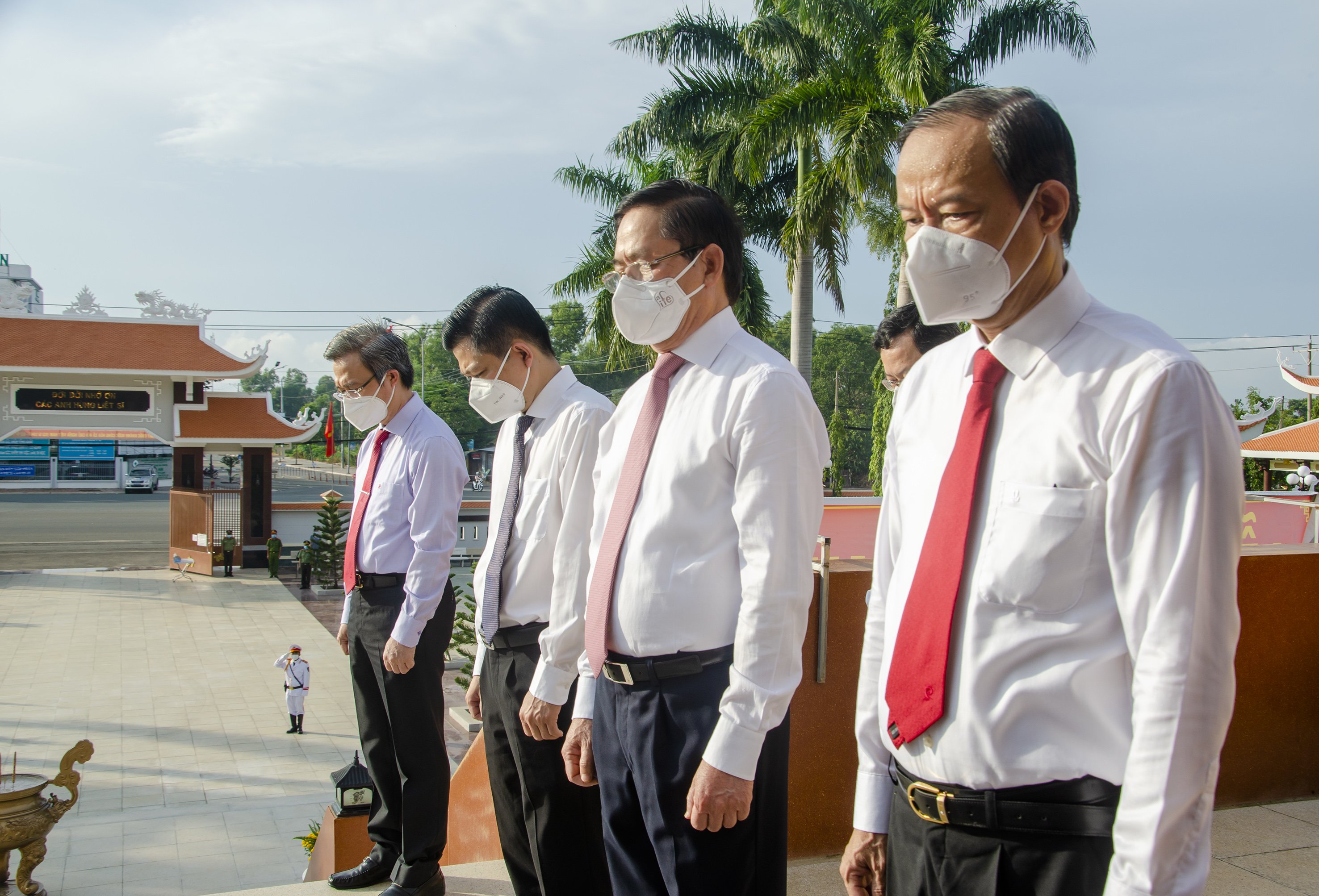 Các đại biểu dành một phút mặc niệm tưởng nhớ các Anh hùng Liệt sĩ - những người con ưu tú của dân tộc đã anh dũng hy sinh vì độc lập, tự do của Tổ quốc.