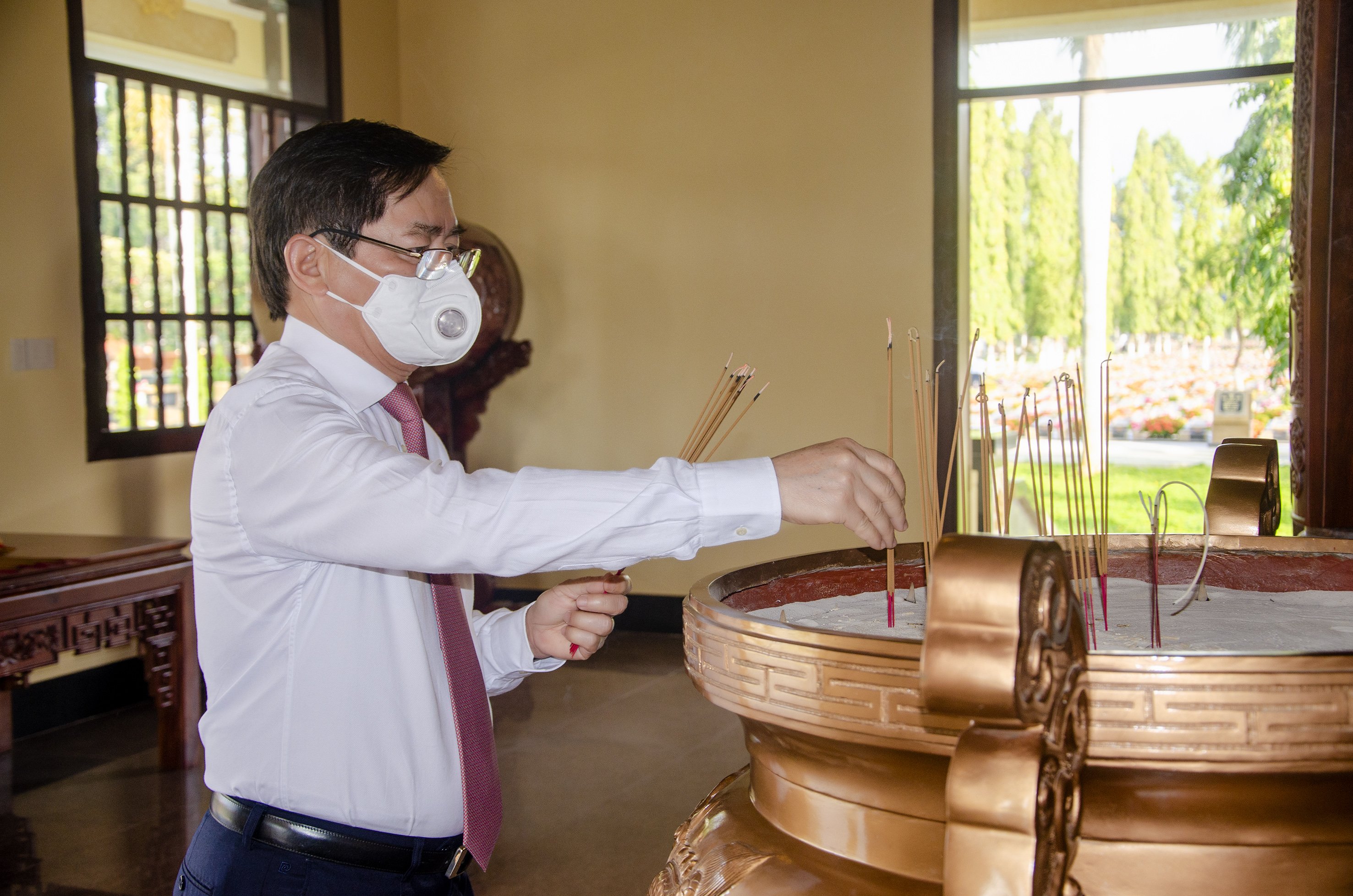 Ông Phạm Viết Thanh, Ủy viên Trung ương Đảng, Bí thư Tỉnh ủy, Chủ tịch HĐND tỉnh dâng hương tại Nhà tưởng niệm, Nghĩa trang Liệt sĩ tỉnh.