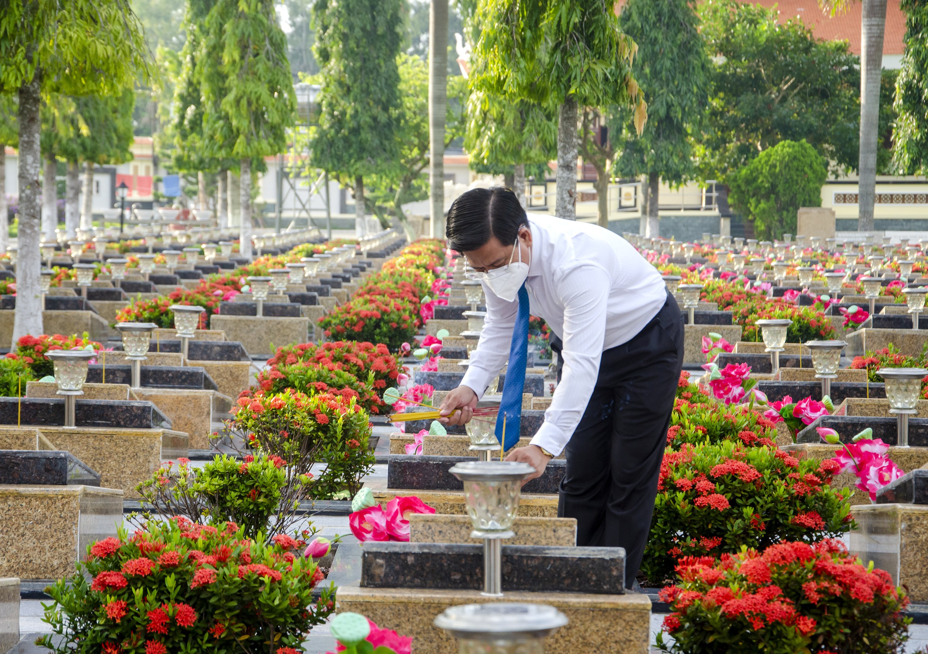 Ông Bùi Chí Thành, Ủy viên Ban Thường vụ Tỉnh ủy, Chủ tịch UBMTTQ Việt Nam tỉnh thắp hương tại các phần mộ liệt sĩ.