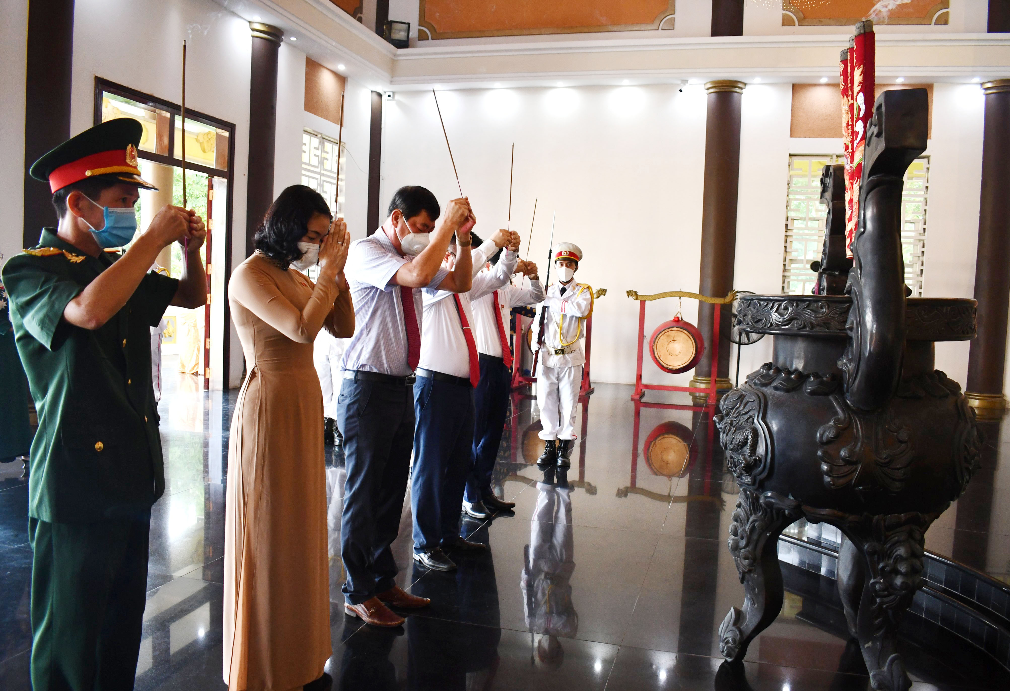 Lãnh đạo Thành ủy, HĐND, UBND, UBMTTQ Việt Nam TP.Vũng Tàu dâng hương tưởng nhớ các Anh hùng Liệt sĩ tại Đền thờ Liệt sĩ TP.Vũng Tàu.