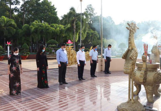 Lãnh đạo huyện Đất Đỏ dành một phút mặc niệm tưởng nhớ các Anh hùng Liệt sĩ.