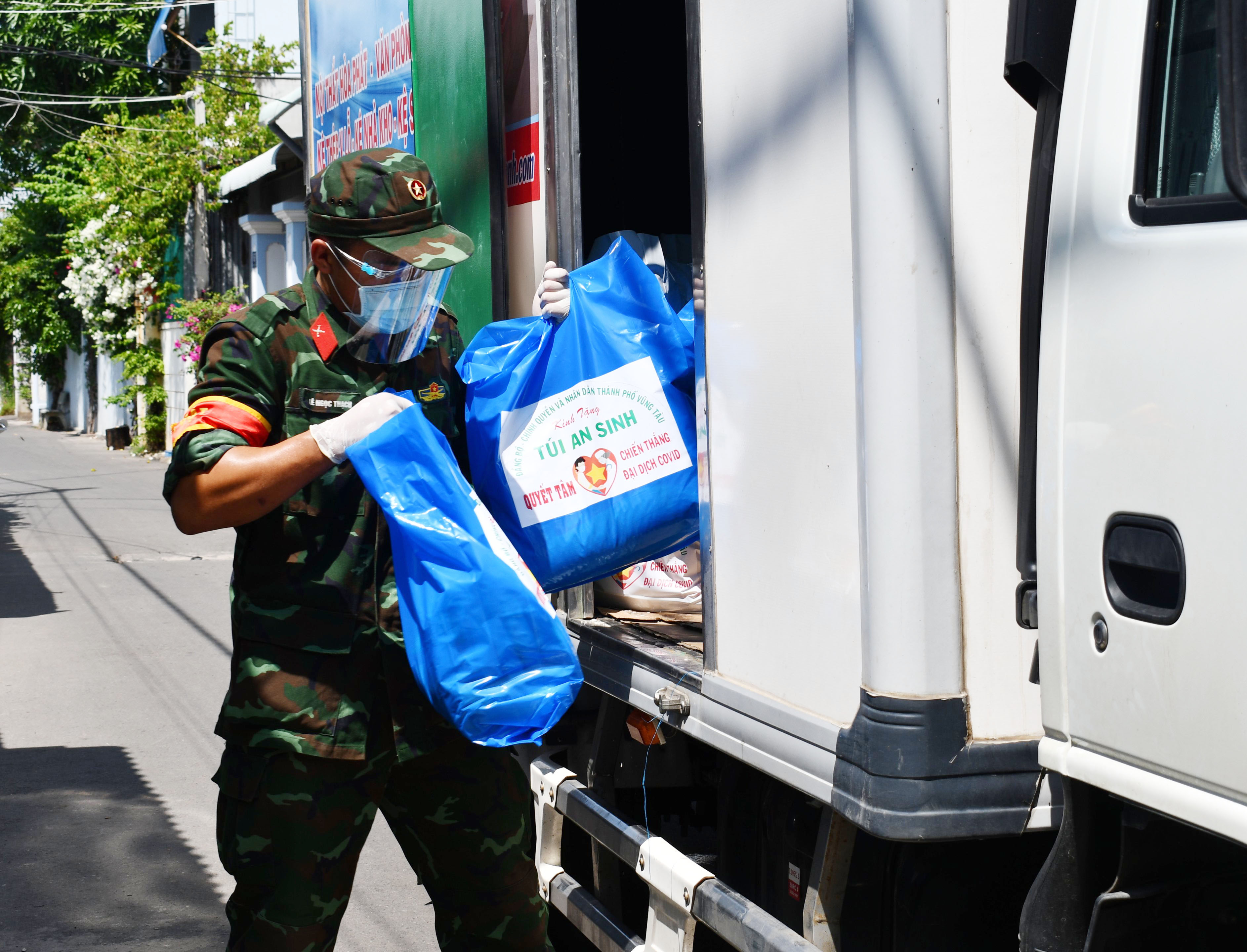Lực lượng chức năng vận chuyển Túi an sinh đến cho người dân khu vực phong tỏa tại phường Thắng Nhất (TP.Vũng Tàu).