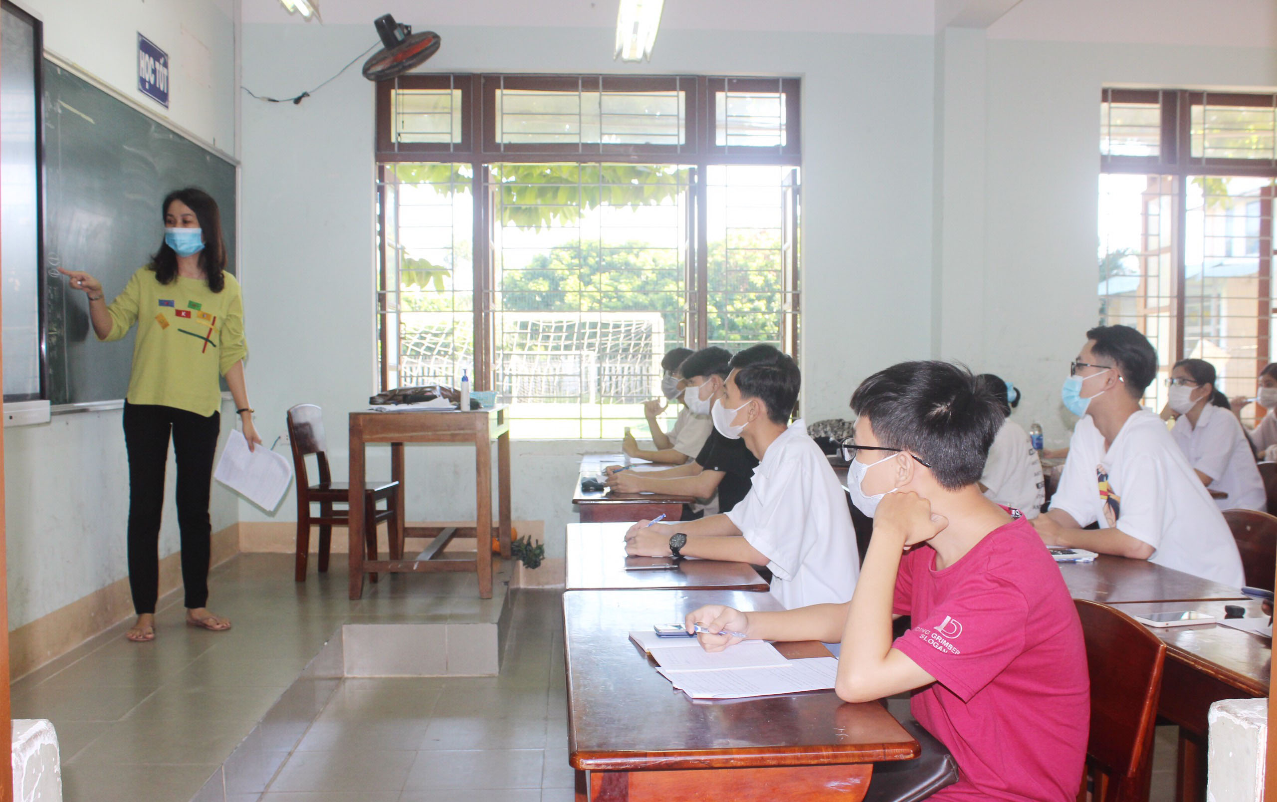 Bộ GD-ĐT vừa chỉ đạo các Sở GD-ĐT, các ĐH, học viện, trường ĐH, trường CĐ sư phạm hỗ trợ HS, SV bị ảnh hưởng do dịch bệnh COVID-19 và chuẩn bị cho năm học mới 2021-2022. Trong ảnh: HS Trường THPT Xuyên Mộc (huyện Xuyên Mộc) trong một tiết học năm học 2020-2021. 