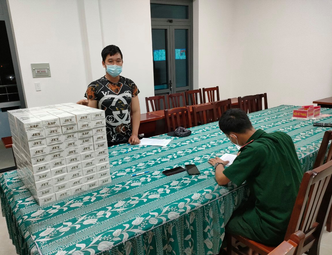 Đối tượng Nguyễn Trung Kiên và tang vật tại cơ quan điều tra.