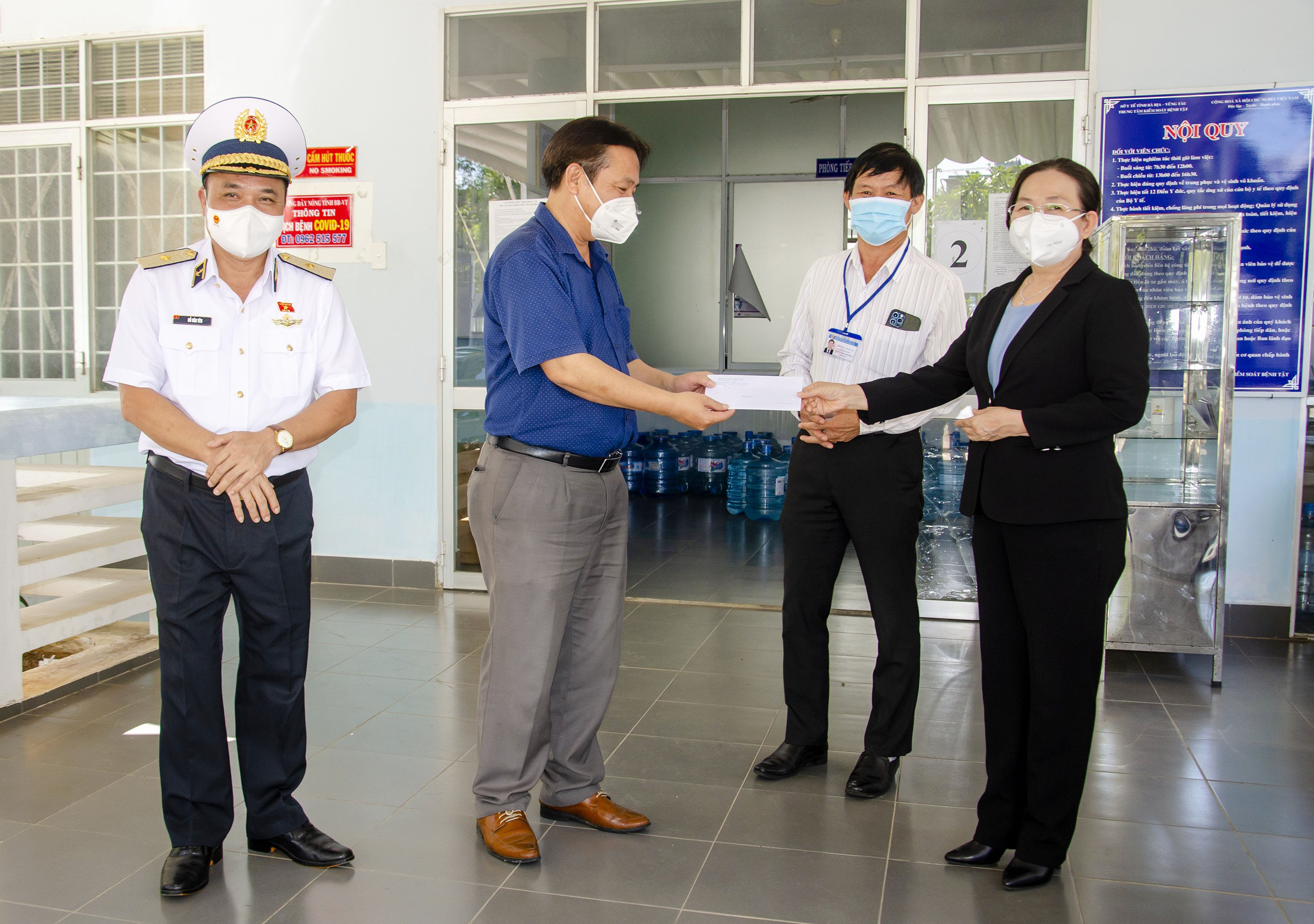 Bà Nguyễn Thị Yến, Phó Bí thư Thường trực Tỉnh ủy, Trưởng Đoàn ĐBQH tỉnh và ông Đỗ Văn Yên (bìa trái), Chính ủy Bộ tư lệnh vùng 2 Hải quân, ĐBQH tỉnh tặng quà cán bộ, CNVCNLĐ của Trung tâm kiểm soát bệnh tật (CDC) tỉnh.