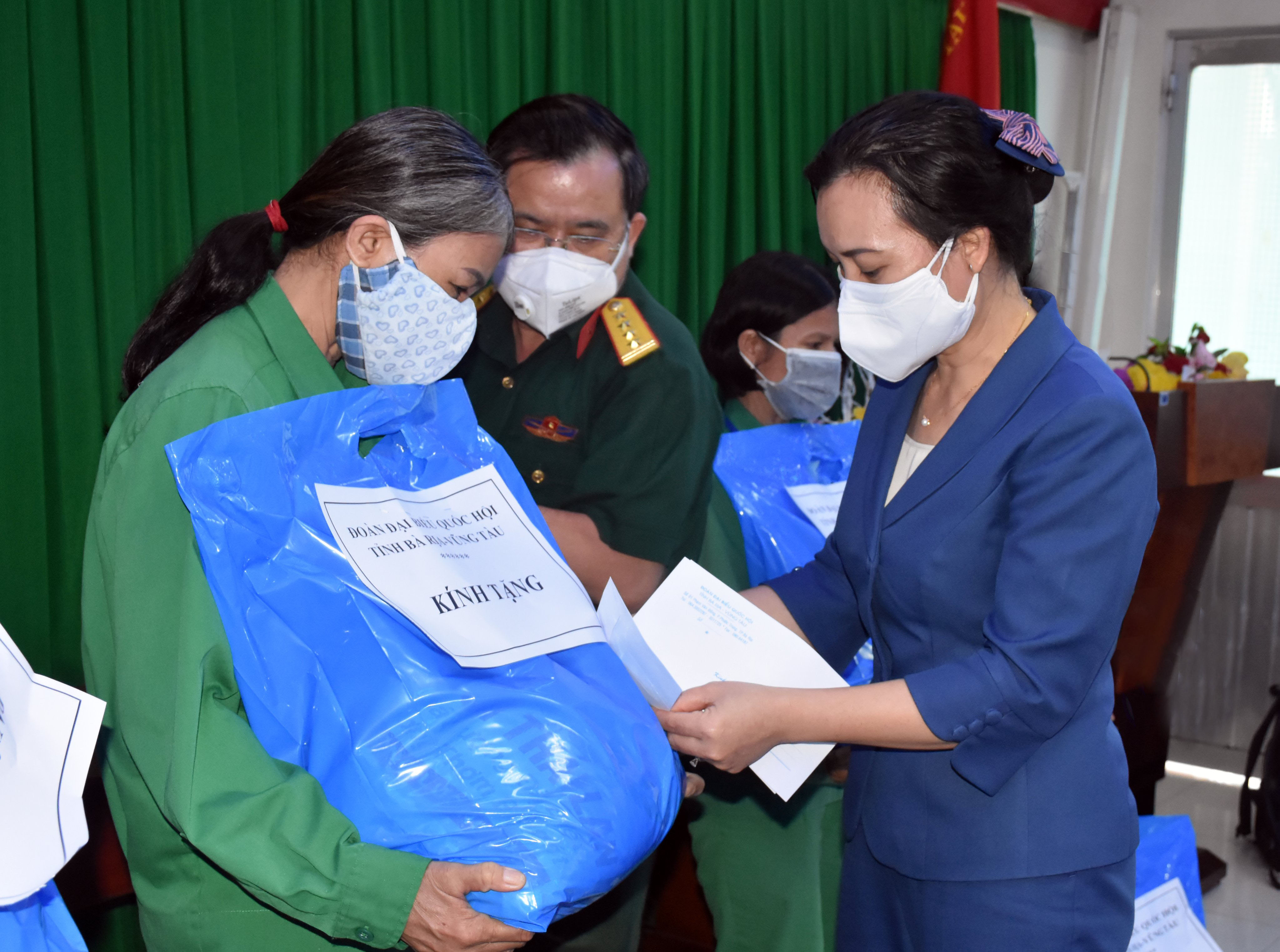 Bà Huỳnh Thị Phúc, Phó Trưởng Đoàn ĐBQH tỉnh tặng quà cho công nhân, người lao động của Công ty CP Dịch vụ môi trường và Công trình đô thị Vũng Tàu.