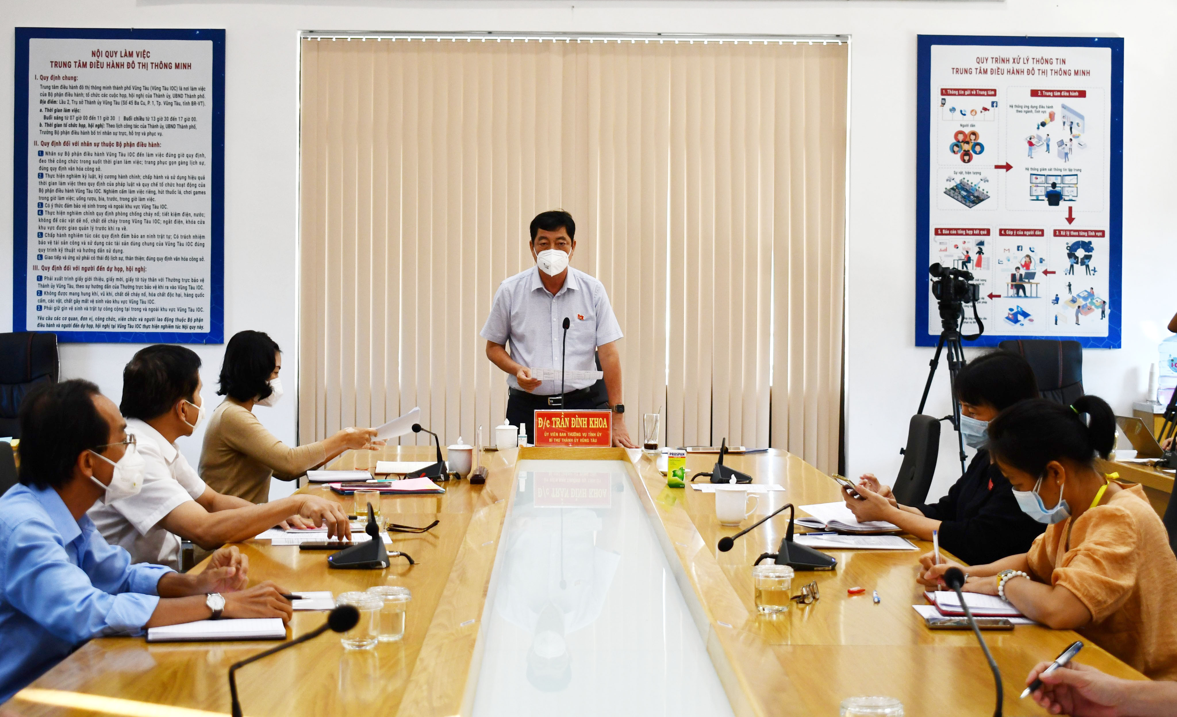Ông Trần Đình Khoa, Ủy viên Ban Thường vụ Tỉnh ủy, Bí thư Thành ủy Vũng Tàu, Trưởng Ban Chỉ đạo Phòng chống dịch TP.Vũng Tàu phát biểu chỉ đạo tại cuộc họp.