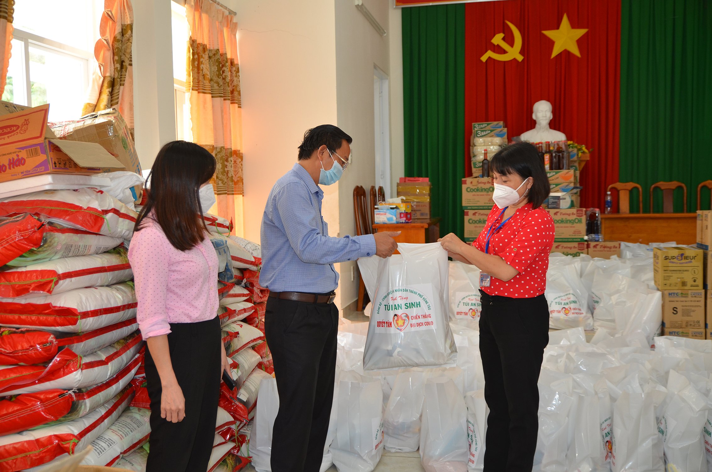 Bà Mai Ngọc Oanh, Chủ tịch UBMTTQ Việt Nam TP.Vũng Tàu giới thiệu mô hình túi an sinh đến lãnh đạo UBMTTQ tỉnh.