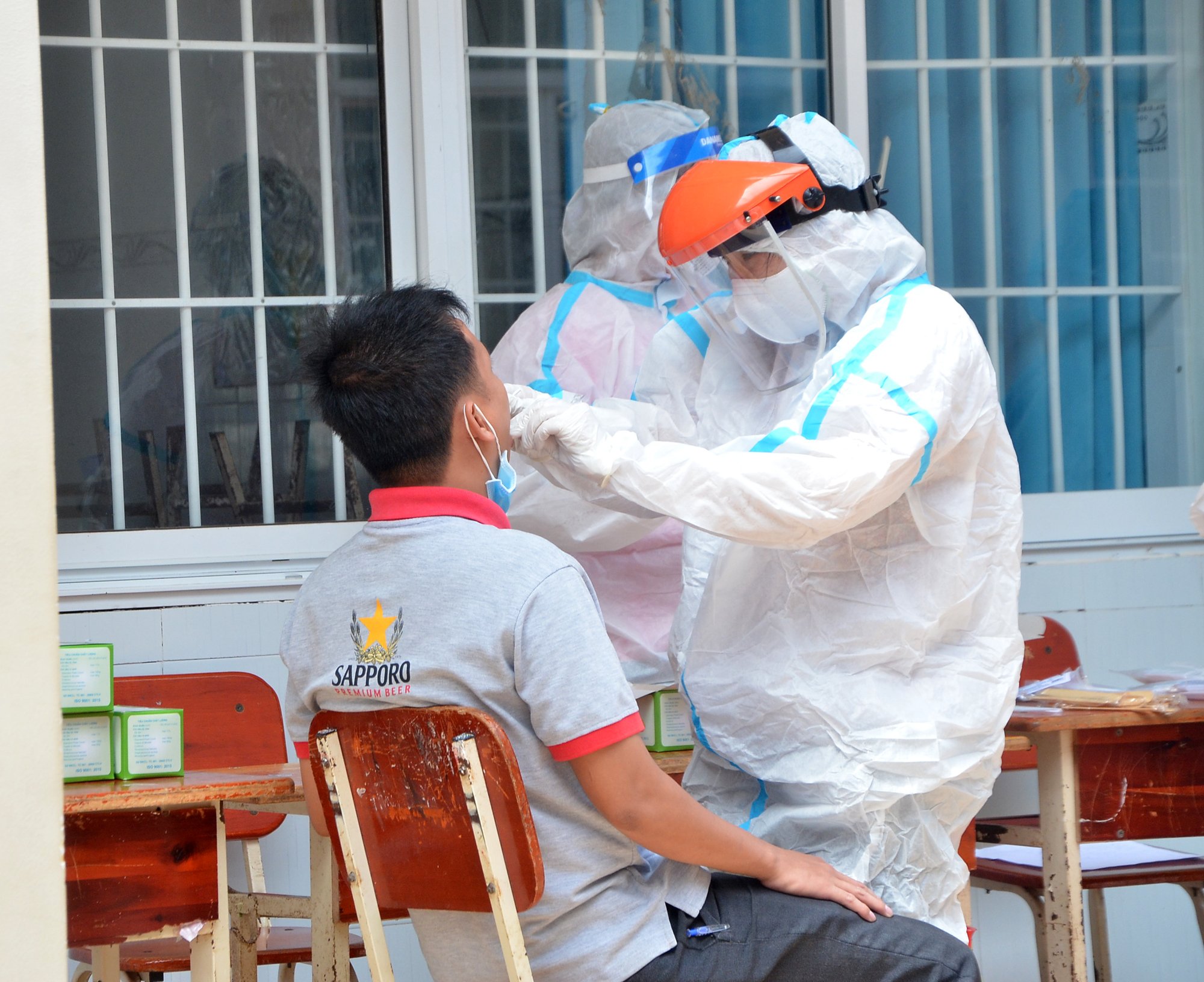 Nhân viên y tế lấy mẫu xét nghiệm sàng lọc cho người dân thị trấn Đất Đỏ, huyện Đất Đỏ. Ảnh Vân Anh.
