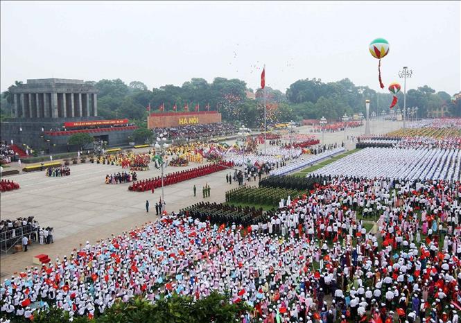 76 năm đã qua, tinh thần của Cách mạng Tháng Tám, chân lý của Chủ tịch Hồ Chí Minh: “Không có gì quý hơn độc lập, tự do” vẫn luôn ngời sáng trong sự nghiệp đấu tranh giành độc lập, thống nhất, bảo vệ và thực hiện thắng lợi công cuộc xây dựng một nước Việt Nam hòa bình, thống nhất, độc lập, dân chủ và giàu mạnh của toàn dân tộc dưới sự lãnh đạo của Đảng Cộng sản Việt Nam quang vinh. Ảnh: TTXVN