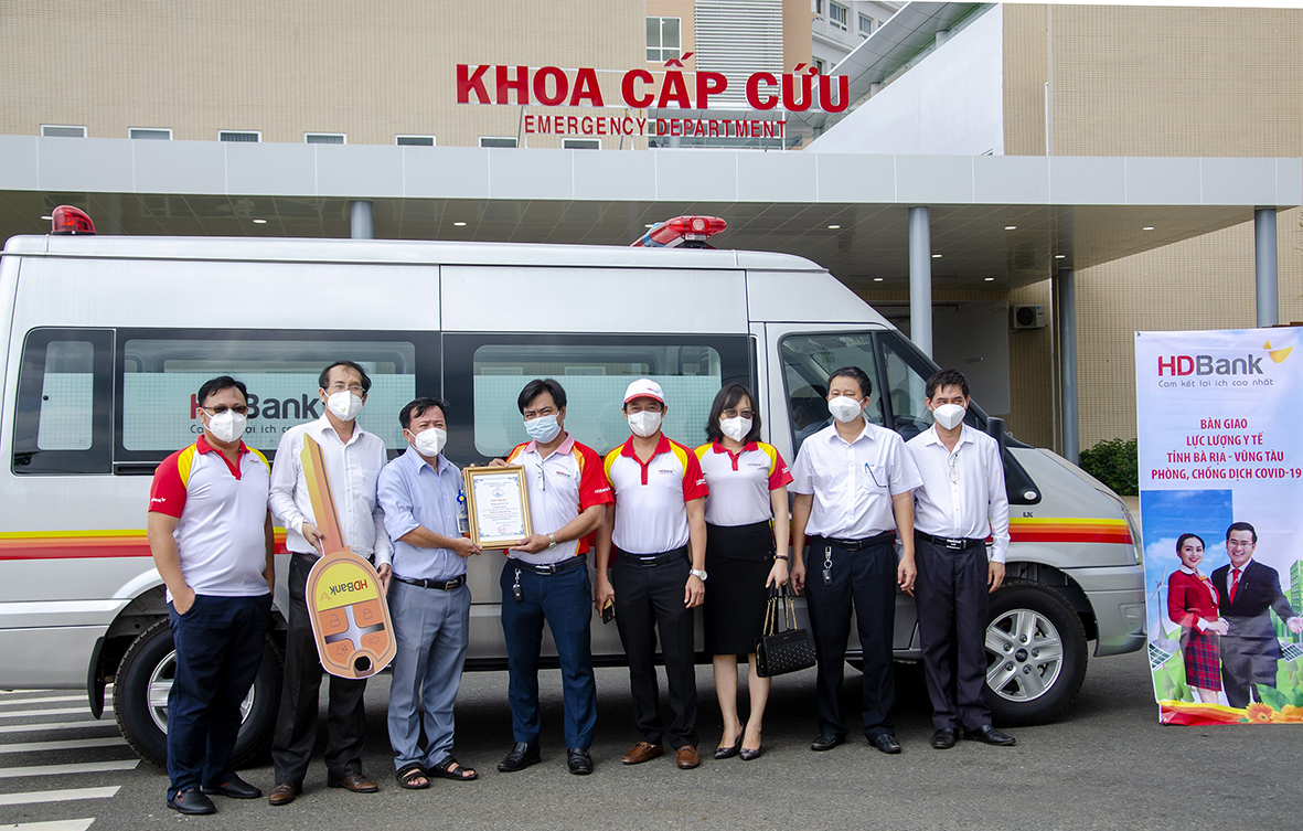 Đại diện Cơ sở Điều trị bệnh nhân COVOD-19 Bệnh viện Vũng Tàu (thứ ba từ trái qua) tiếp nhận xe cấp cứu do Ngân hàng TMCP Phát triển TP. Hồ Chí Minh Chi nhánh Vũng Tàu tặng.