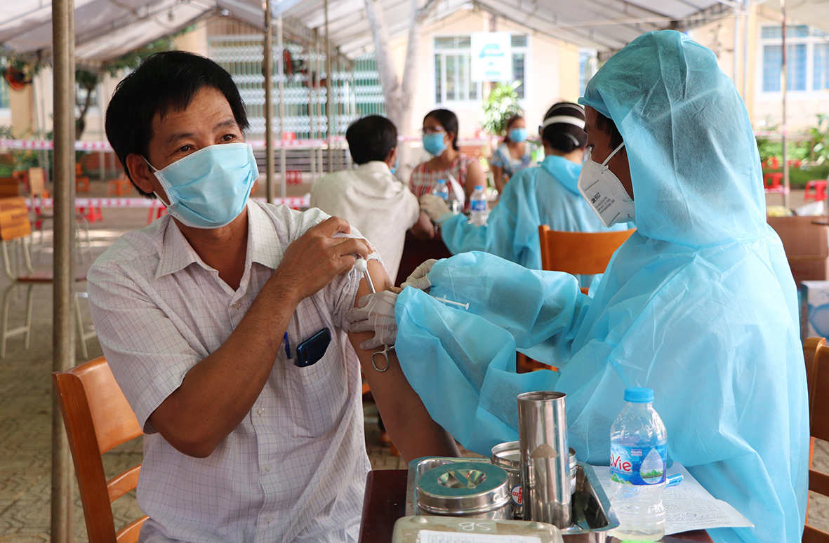 Nhân viên y tế tiêm vắc xin phòng COVID-19 cho giáo viên huyện Châu Đức.