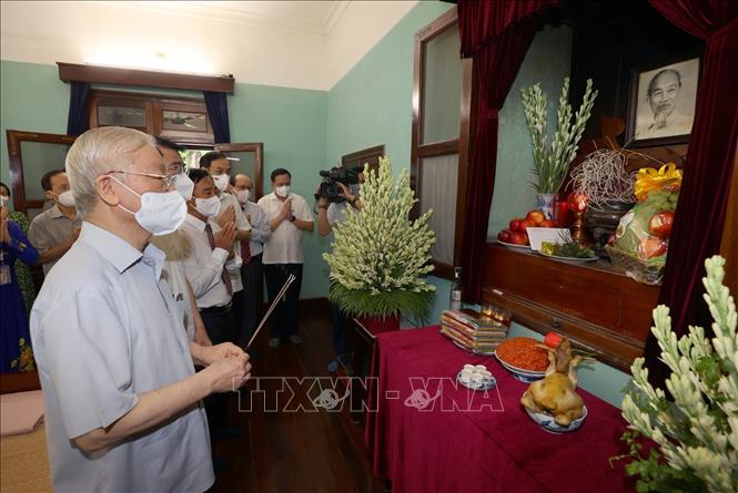 Tổng Bí thư Nguyễn Phú Trọng dâng hương tưởng niệm Chủ tịch Hồ Chí Minh. Ảnh: Trí Dũng/TTXVN
