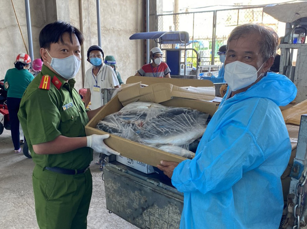Phòng Cảnh sát Hình sự trao hơn 2,5 tấn cá tươi cho người dân Long Hải.