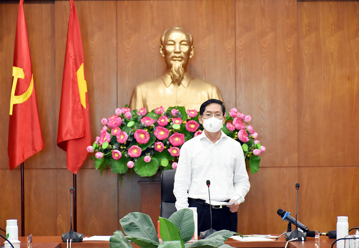 Ông Phạm Viết Thanh, Ủy viên Trung ương Đảng, Bí thư Tỉnh ủy, Chủ tịch HĐND tỉnh, Trưởng Ban Chỉ đạo Phòng, chống dịch COVID-19 tỉnh phát biểu tại cuộc họp.